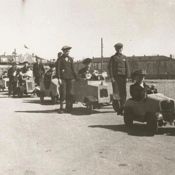 В 1938-м в честь праздника колонна пионеров проехала по Омску на вот таких самодельных машинах | Источник: М.&nbsp;В.&nbsp;Горохов / Фонд ИАОО