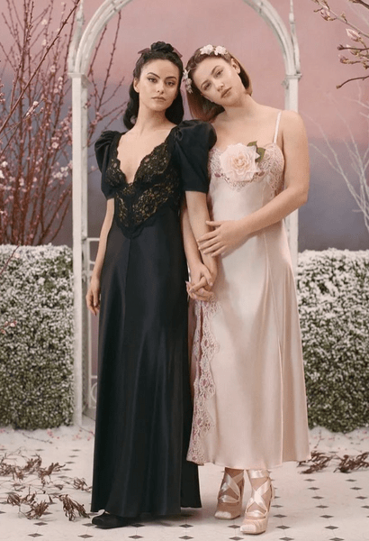 Атласное платье и цветы: очень нежный образ Лили Рейнхарт, который идеально подойдет на выпускной 2022