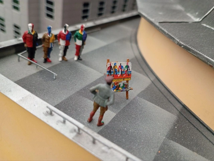 Малевич рисует «Спортсменов» на крыше цирка на Цветном бульваре | Источник: Пресс-служба «Царь-макета»