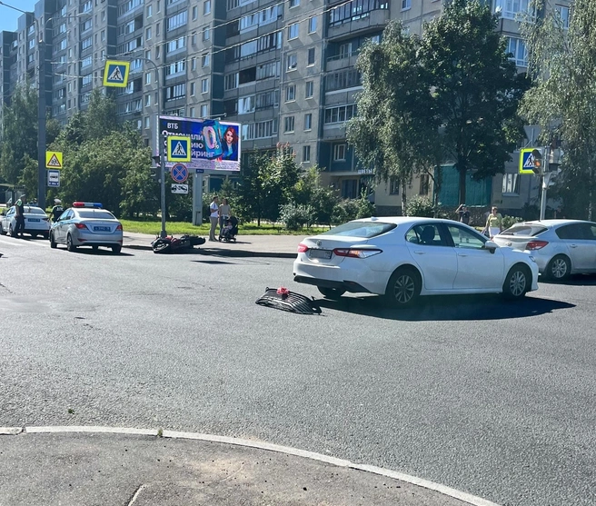 Водитель Toyota подбил встречный мотоцикл на Авиаконструкторов. В больнице двое | Источник: ДТП и ЧП | Санкт-Петербург | Питер Онлайн | СПб