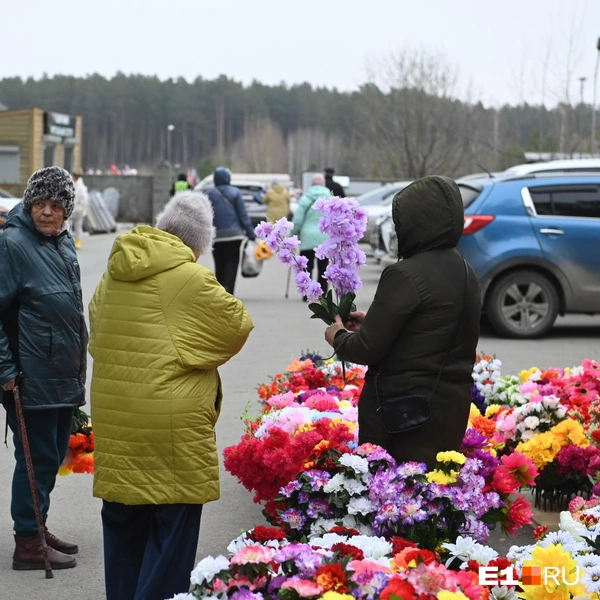На входе здесь тоже предлагают купить цветы | Источник: Дмитрий Емельянов / E1.RU