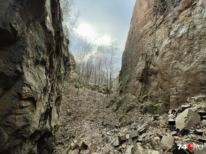 Однако некоторые разломы с практически идеальными стенами. Внизу нет связи и очень неуютное ощущение | Источник: Михаил Шилкин