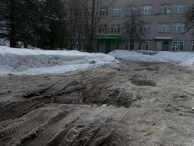 Пациенты утверждают, что подъехать на машине к зданию невозможно | Источник: Марина Дубкова