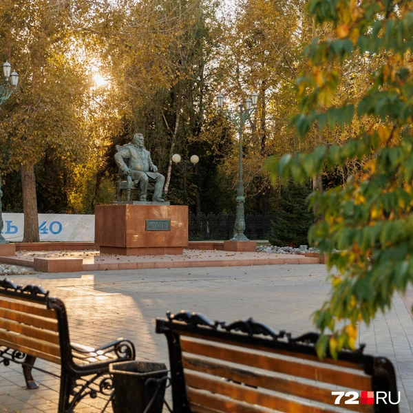 Памятник городскому голове и купцу Текутьеву. Вопреки мифу, похоронен он не на Текутьевском кладбище | Источник: Ирина Шарова / 72.RU