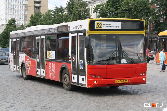 На маршруте № 52 увеличат количество больших автобусов | Источник: Роман Марьяненко / E1.RU