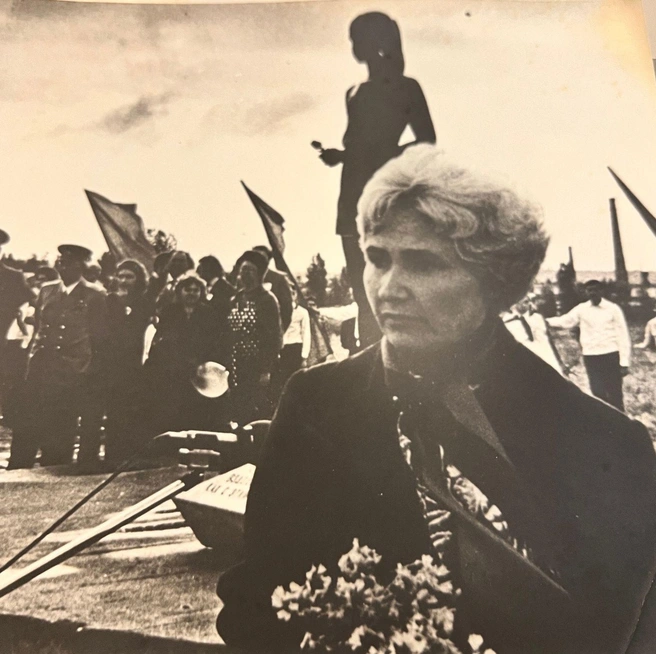 Людмила Фадеева-Петракова на Солдатском поле, 1982 год | Источник: предоставлено семьей Саксоновых