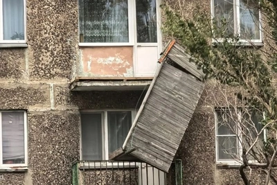 С балкона дома в Холмске сорвало обшивку