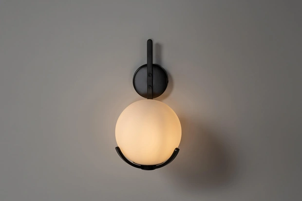Бра Scoop Wall Lamp в вариантах dark bronze и dark brass. | Источник: Dantone Home