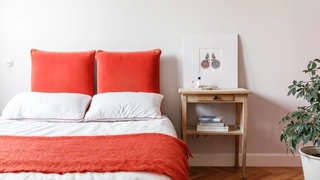 Прикроватные столики и тумбы: 40+ идей для любого интерьера