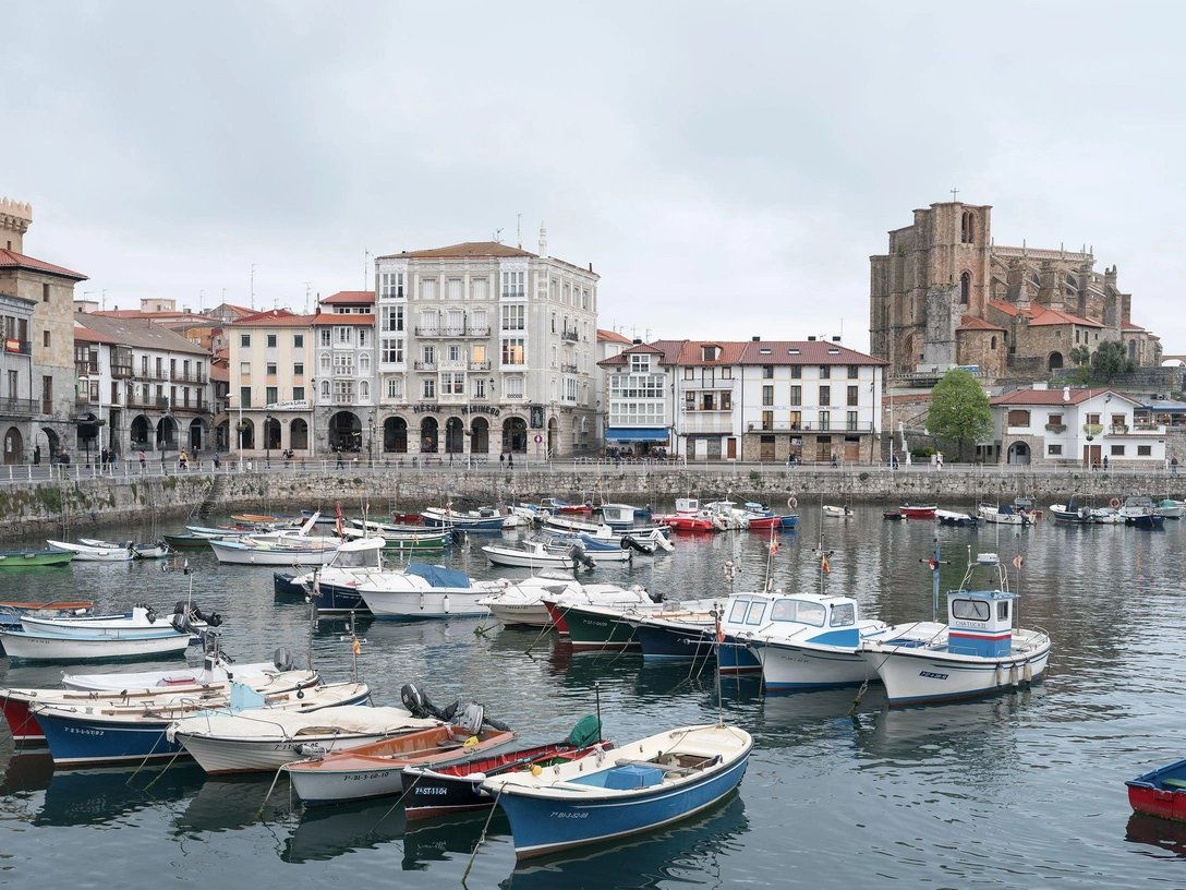 Яркая квартира в бывшем отеле на севере Испании | Источник: Луис Диас Диас