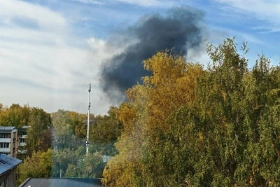 Черный дым у Дендропарка: пожарные на месте