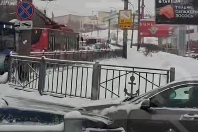 Центр Мурманска встал в огромных пробках