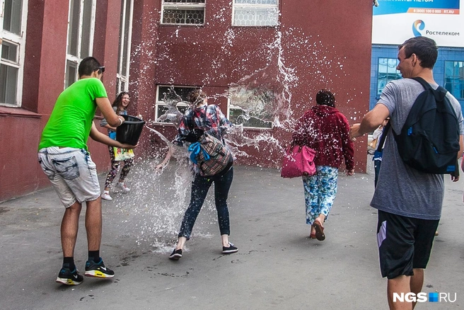 Как бы вы отреагировали, если бы на вас обрушили ведро ледяной воды? | Источник: Татьяна Кривенко / NGS.RU 