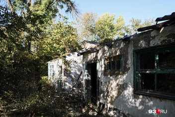 Люди давно покинули эти дома | Источник: Дарья Паращенко / 93.RU