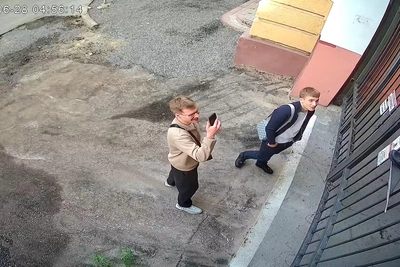 Волгоград: молодежь штурмует ворота во дворе, видео у полиции