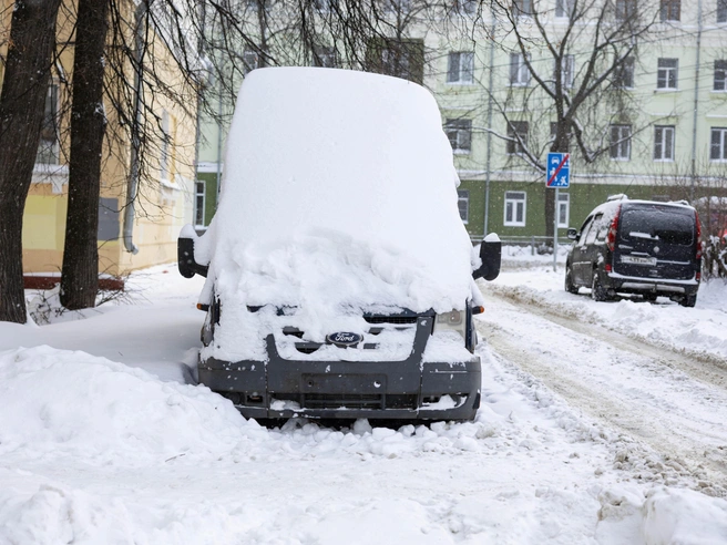 Автомобиль почти полностью скрыт под снежным покровом. | Источник: Артем Бауман / 76.RU