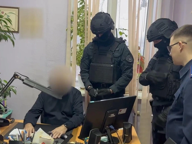Момент задержания чиновника в его служебном кабинете | Источник: СУ СК России по Волгоградской области