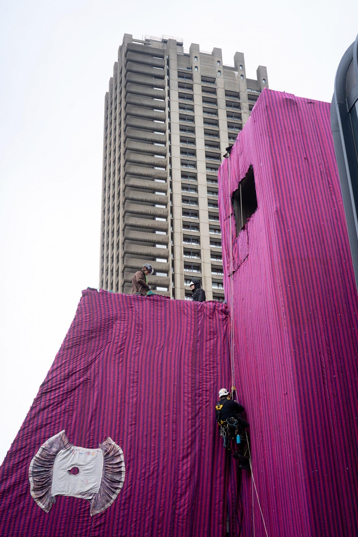 В Лондоне обернули пурпурной тканью Барбикан