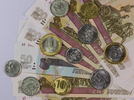 Рубль упал, а Запад наложил санкции на российские банки. Что будет с зарплатами и вкладами?