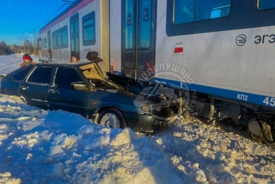 Car Struck by Train on Yaroslavl Line in Moscow Region