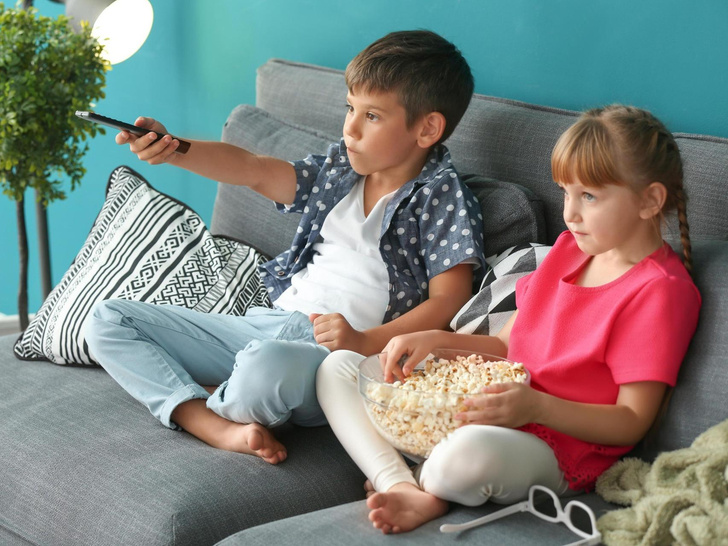 В каком возрасте детям можно смотреть телевизор