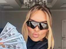 Ханна потратила полмиллиона рублей на аксессуары и обувь от Dior