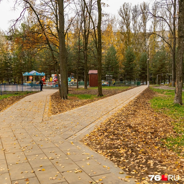 Осенью по обновленному парку гулять в разы приятнее  | Источник: Кирилл Поверинов / 76.RU