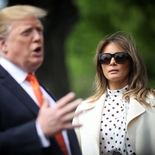 Дональд Трамп пытается депортировать свою жену Меланию (но это не точно)