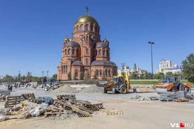 Происходящее на площади сложно назвать последними приготовлении к открытию | Источник: Константин Завриков / V1.RU