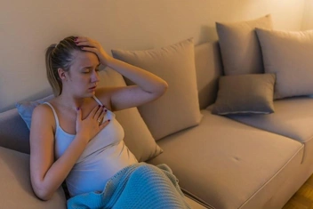 Приступы удушья, спазм в горле и страх смерти: о чем иногда говорят телесные симптомы и как с ними работать