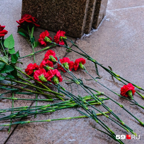 Аккуратно раскладывали цветы | Источник: Тимофей Калмаков / 59.RU