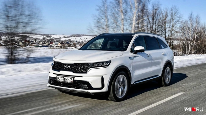 До начала СВО Kia Sorento местной сборки предлагал хорошее соотношение цены к характеристикам и практичности&nbsp;— почти идеальный семейный кроссовер. Но задранные утильсборы ставят на нем крест | Источник: Артем Краснов