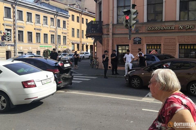 Водитель в центре Петербурга не справился с управлением и врезался в булочную | Источник: читатель «Фонтанки» Валерий