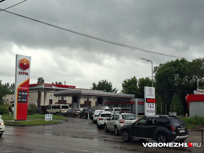 Даже стоимость литра почти в 100 рублей не избавляет от очередей на АЗС в Воронеже | Источник: Алёна Воропаева / Voronezh1.ru