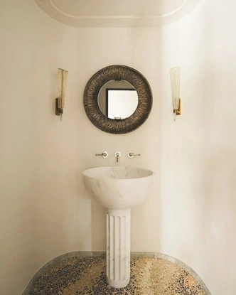 Раковина из каррарского мрамора, Humbert &amp; Poyet. Смеситель, Waterworks. Зеркало, Италия, 1940-е. Настенные светильники, Barovier. | Источник: Людовик Балай