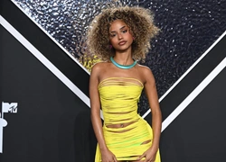 Лучший образ MTV VMA-2024: певица Тайла в платье-спагетти из коллекции Area, которое сшито без единого кусочка ткани