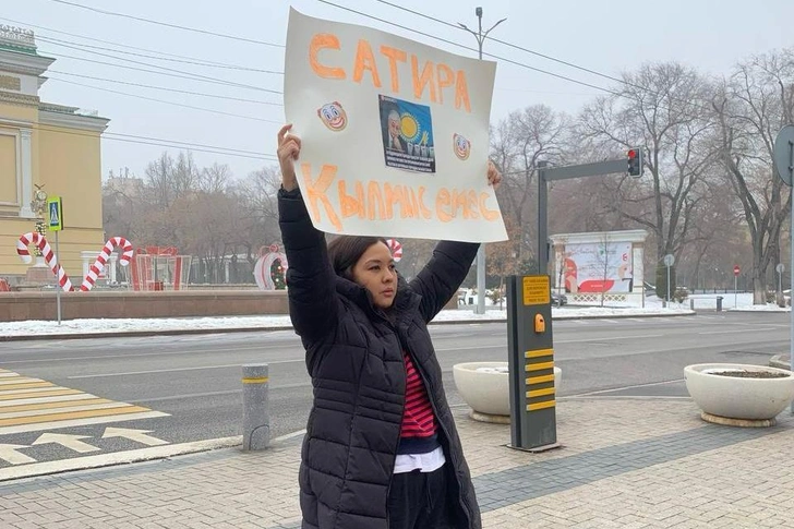 Суд в Алматы арестовал журналистку Асем Жапишеву за пикет в поддержку автора сатирического паблика Темирлана Енсебека | Источник: Vlast.kz/Ольга Логинова