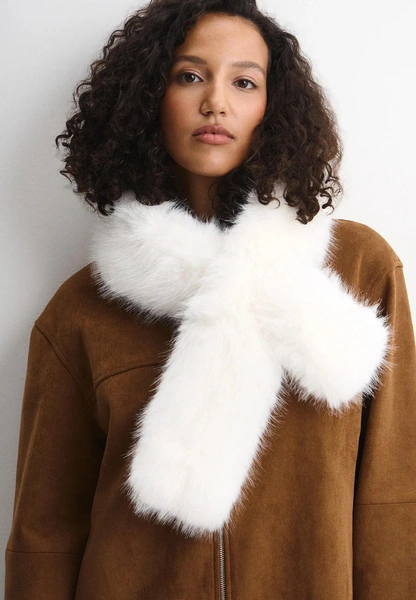 Эти шарфы выведут ваши зимние образы на новый уровень: 10 самых классных вариантов