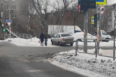 Lada Grantas scattered like billiard balls in Chelyabinsk accident