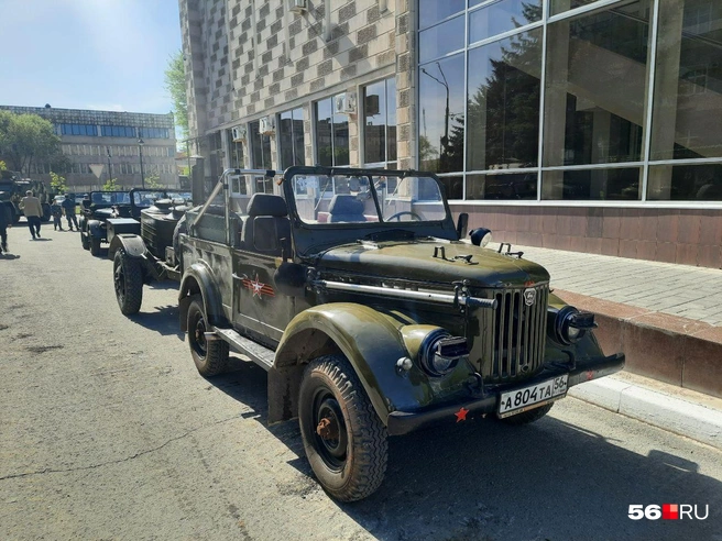 Военные автомобили у стен «Агропрома» | Источник: Анастасия Баринова / 56.RU