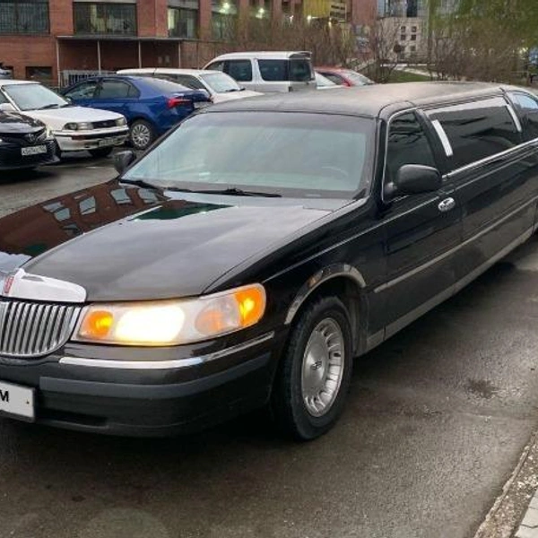 Lincoln Town Car — самый известный из лимузинов | Источник: Drom.ru