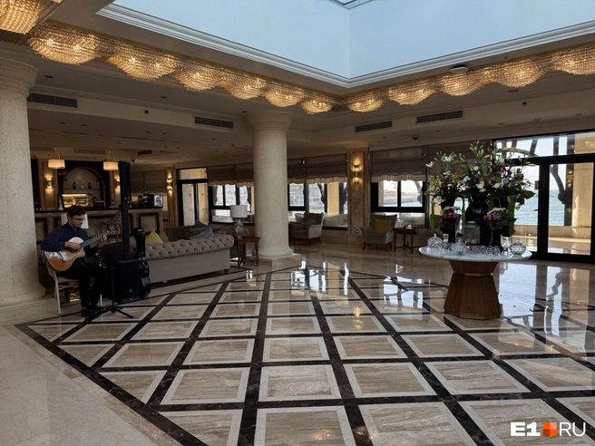 На ресепшене отеля Rixos Montaza King Fouad Lodges играл гитарист | Источник: Анастасия Баранова / E1.RU