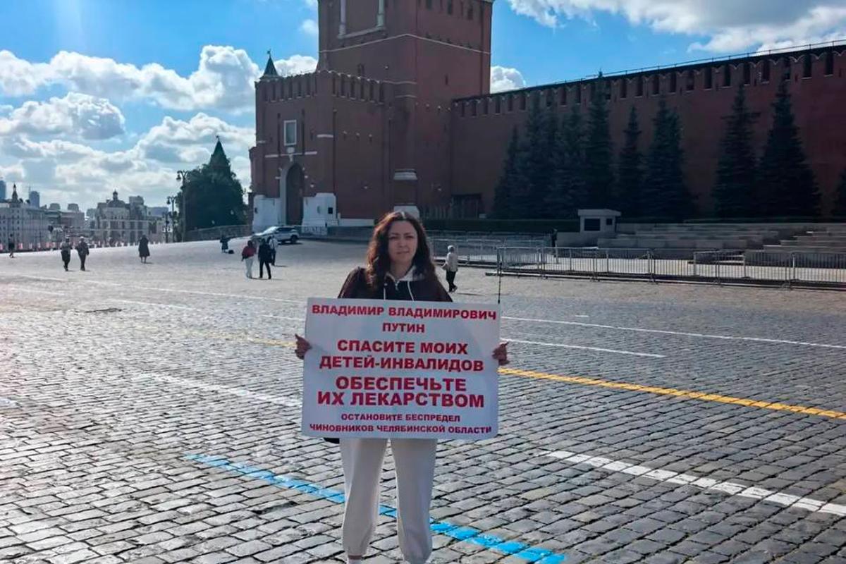 Мама близняшек со СМА из Челябинска, которая борется за оригинальное лекарство для детей, вышла на Красную площадь с пикетом