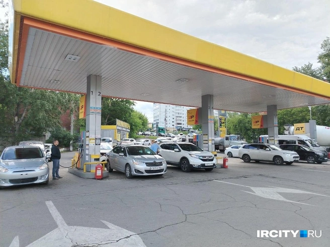 Заправки «Роснефти» и раньше пользовались популярностью, потому что бензин здесь практически всегда стоит дешевле, чем где бы то ни было | Источник: Зоя Кузнецова / «ИрСити»