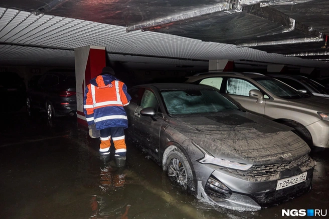 Жители, чьи автомобили остались под водой, подали заявления в полицию  | Источник: Александр Ощепков / NGS.RU