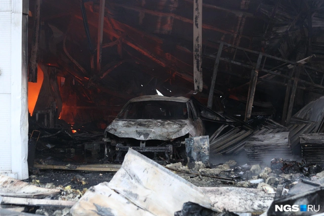 Также на складе находился автомобиль неизвестной марки. Огонь не пощадил и его | Источник: Андрей Бортко / NGS.RU