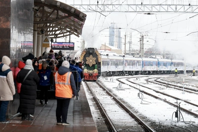 Поезд Деда Мороза в Челябинске: Снежная королева и вагон сладостей