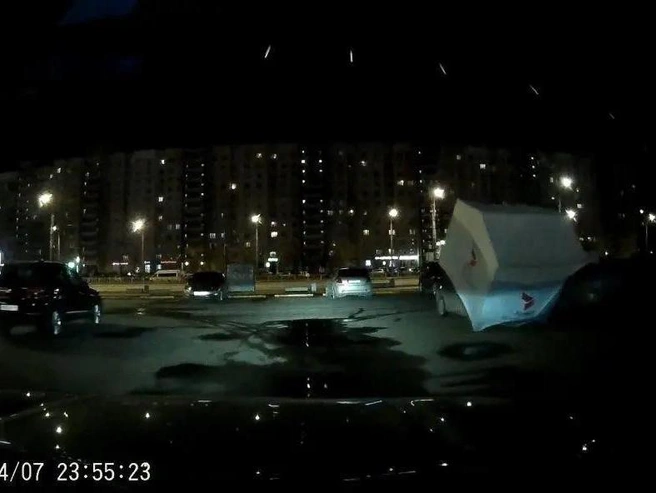 Сорванный ветром шатер упал на автомобиль на парковке у метро. | Источник: Мегаполис | ДТП и ЧП | Санкт-Петербург | Питер