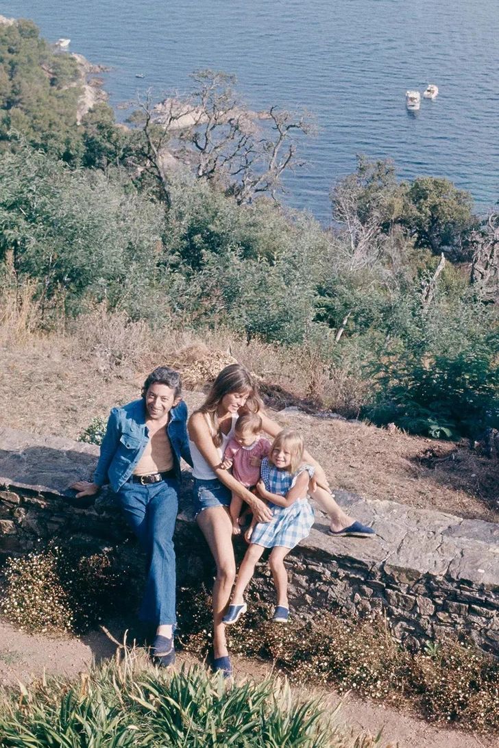 Джейн и Серж с детьми в Шато Вольтерра, август 1972. | Источник: Getty Images