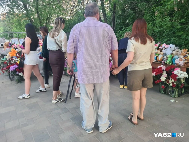 Люди пришли почтить память погибших | Источник: Светлана Коновалова / YA62.RU